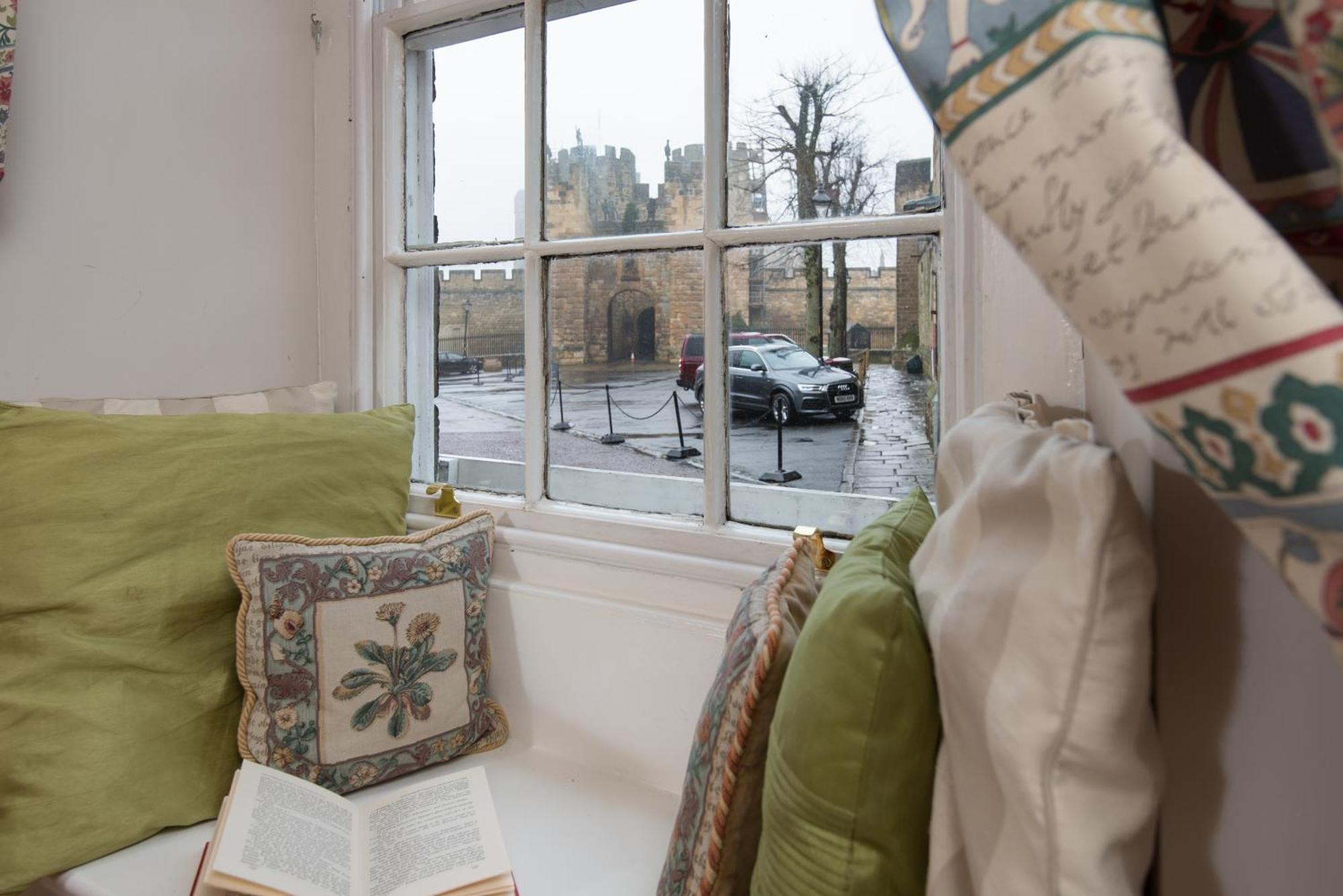 Apartment Barbican View - Luxury Opposite Castle