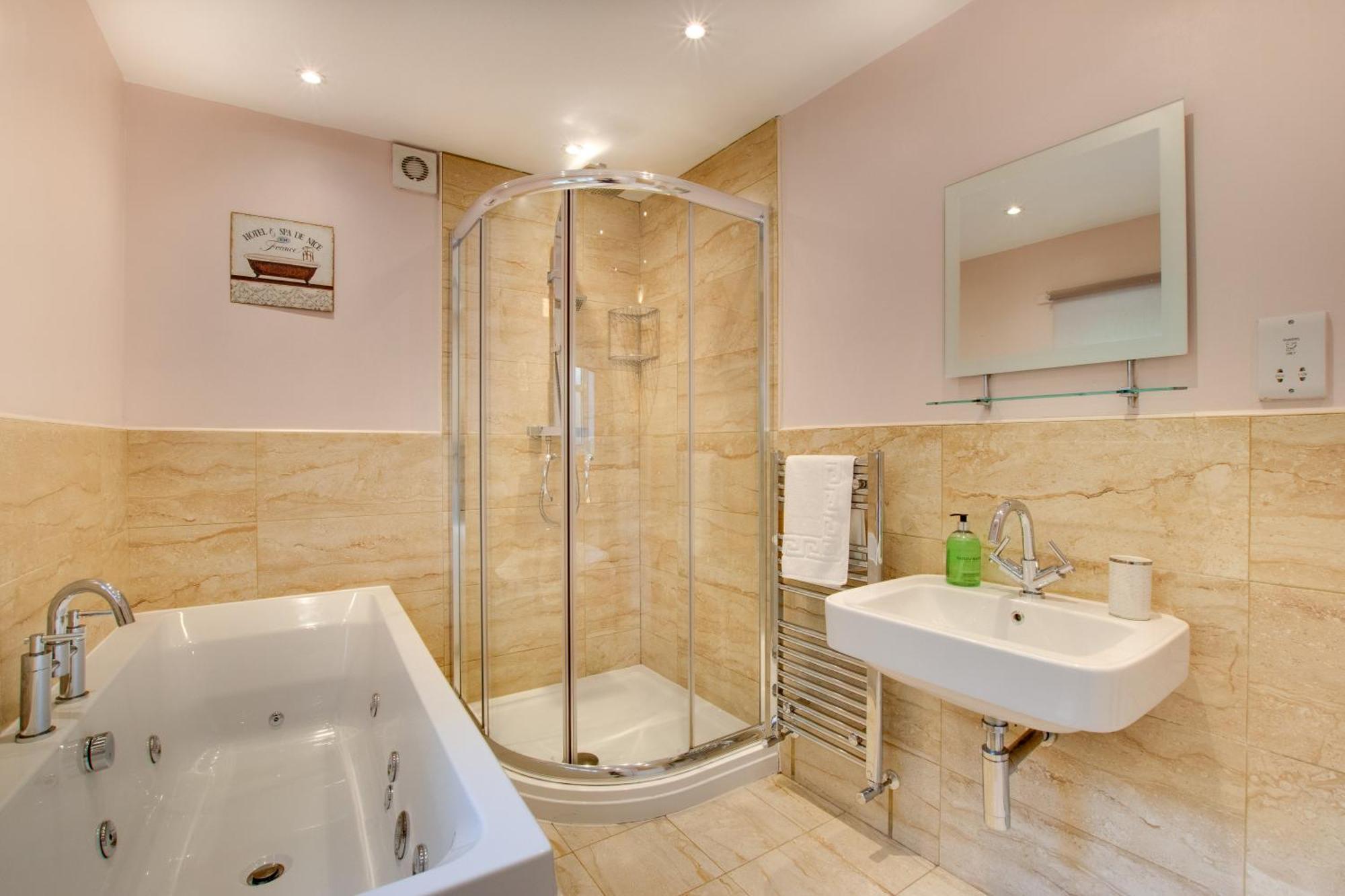 Barbican View - Luxury Opposite Castle Apartment